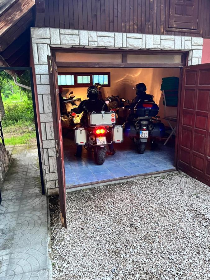 Apart Cobras Jajce Luaran gambar