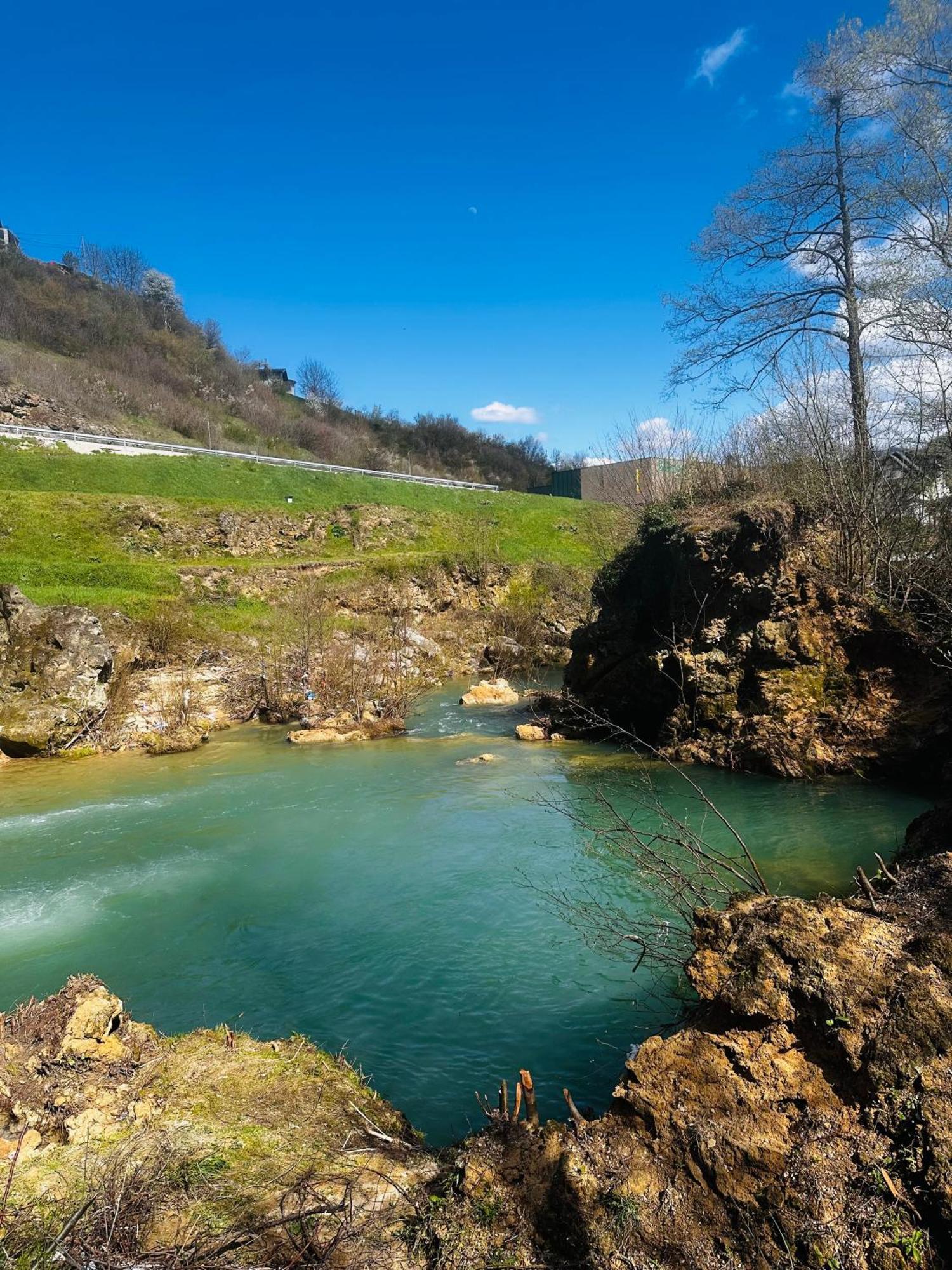 Apart Cobras Jajce Luaran gambar