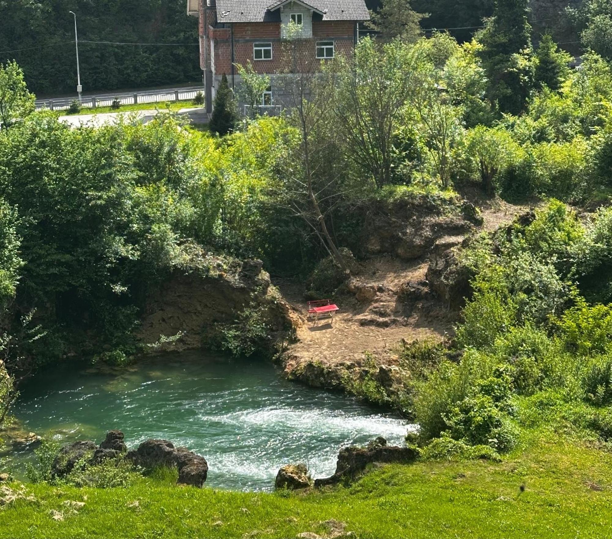 Apart Cobras Jajce Luaran gambar