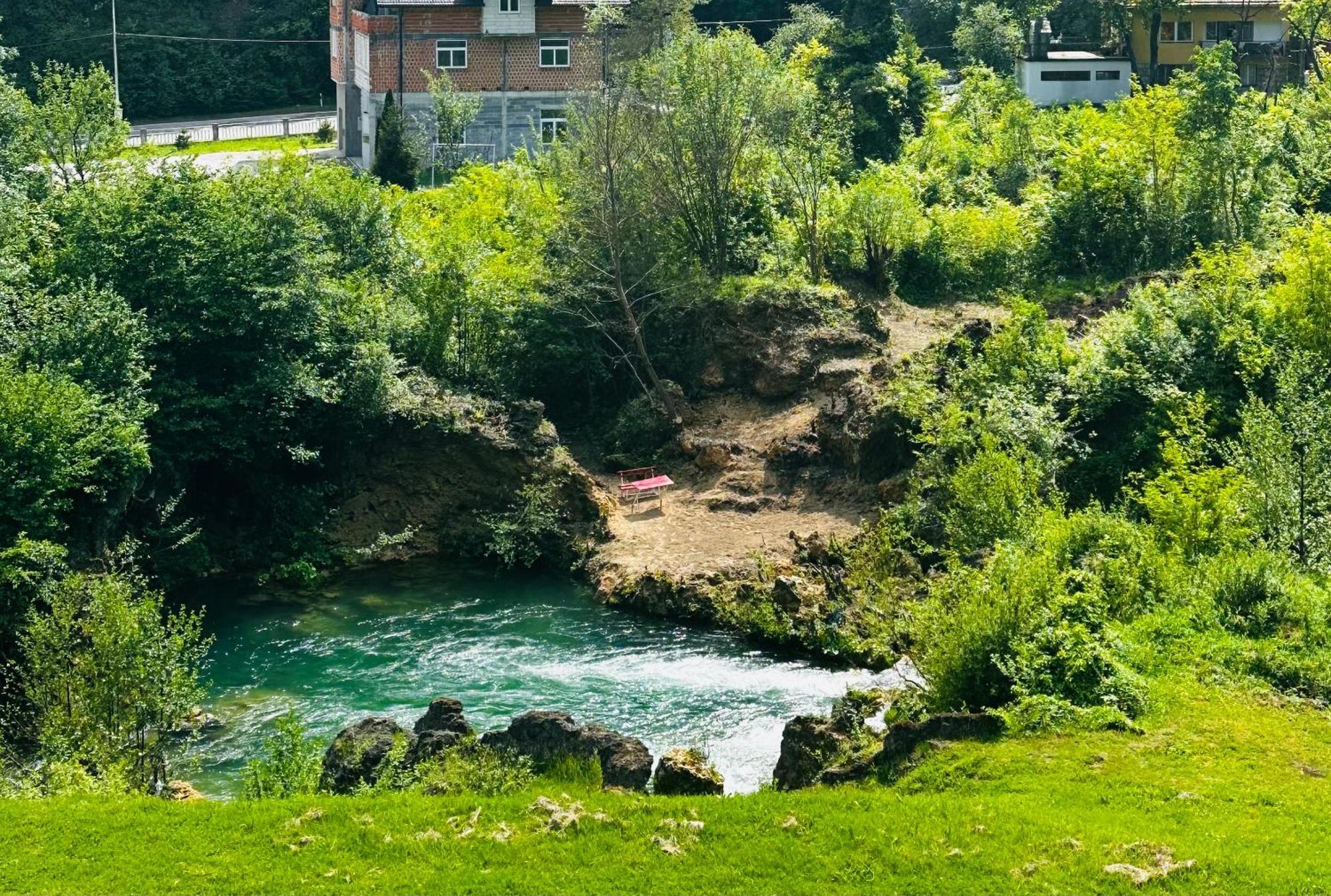 Apart Cobras Jajce Luaran gambar