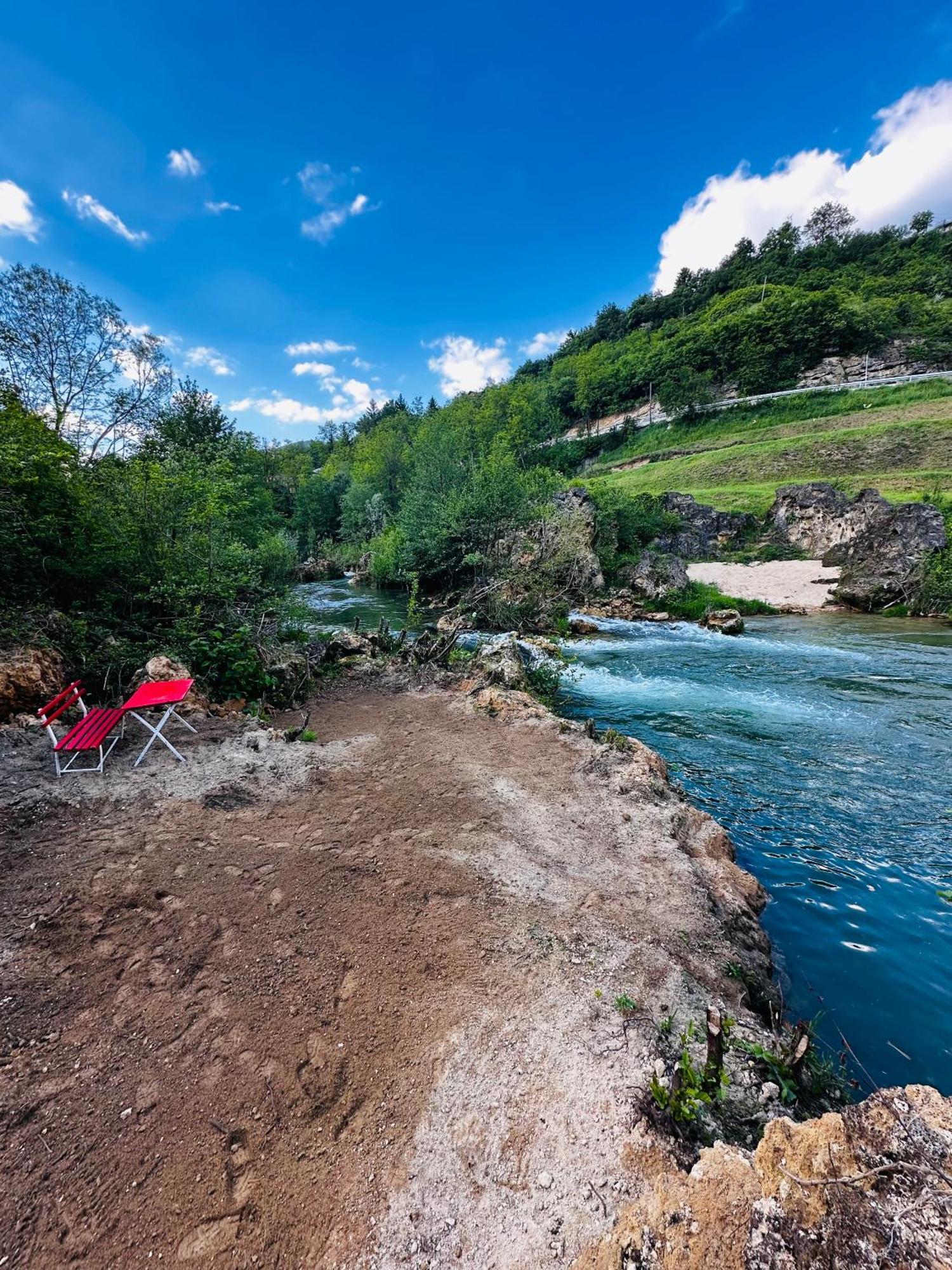 Apart Cobras Jajce Luaran gambar