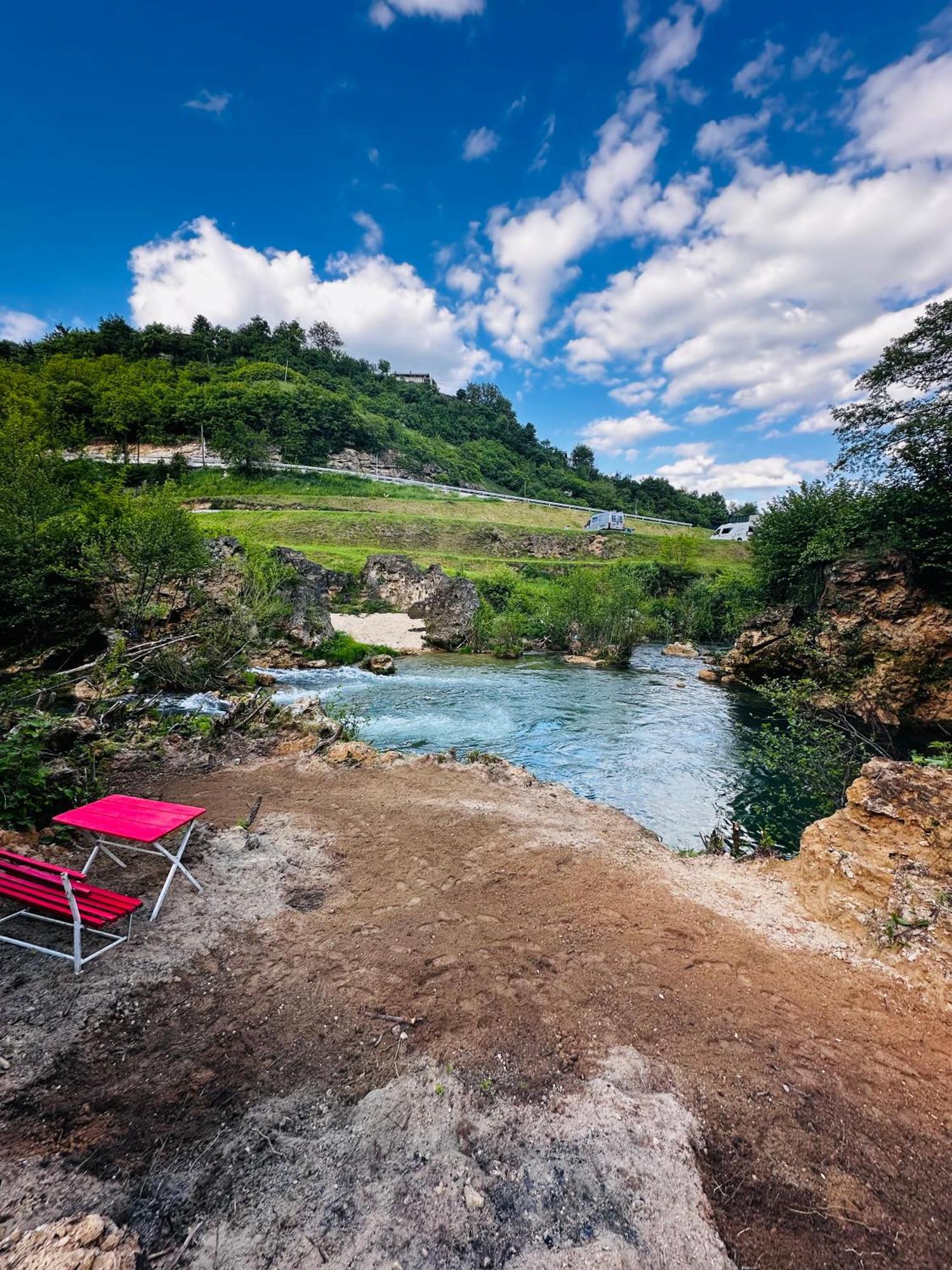 Apart Cobras Jajce Luaran gambar